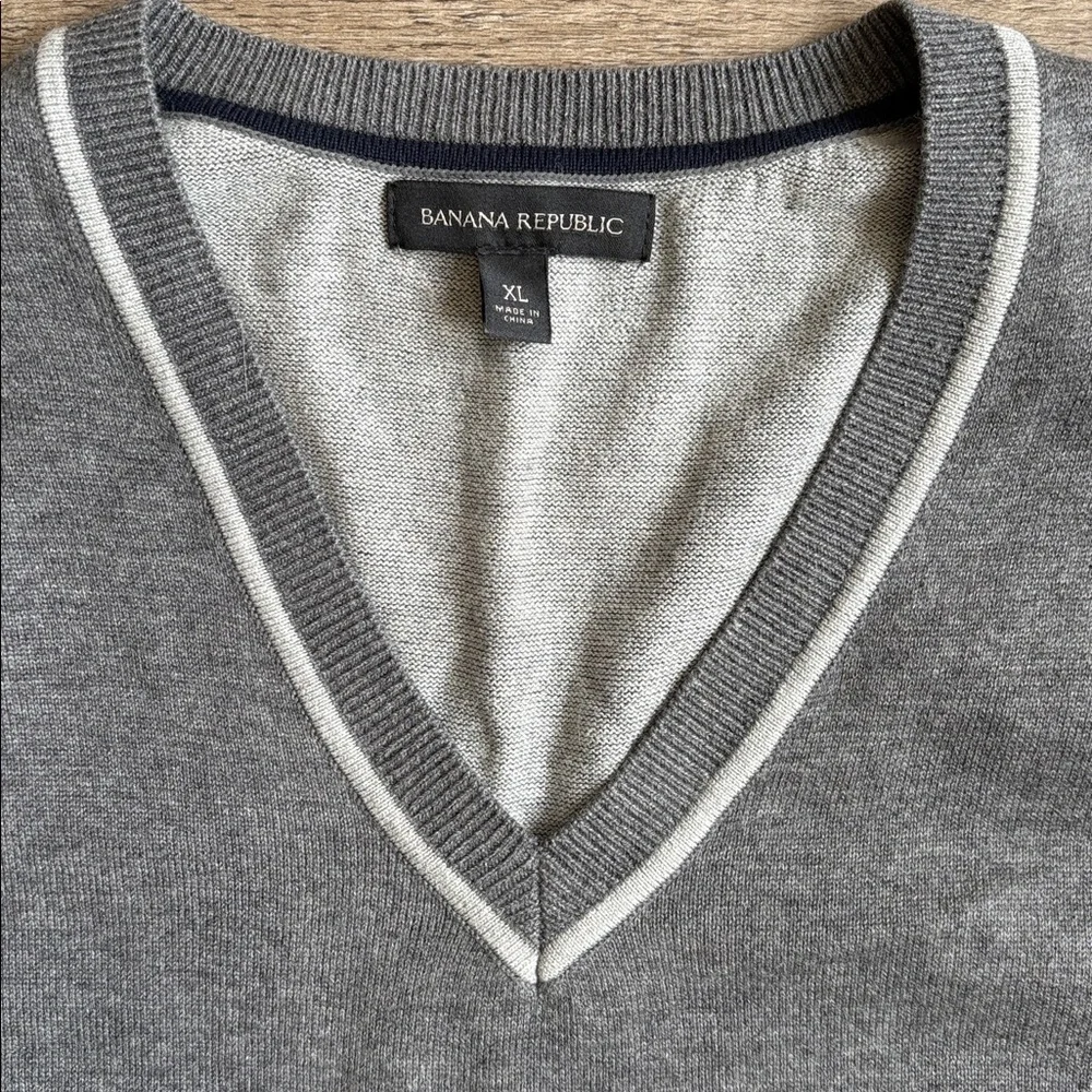 Banana Republic Gray V-Neck Silk Blend Sweater Vest w White Contrasting Trim